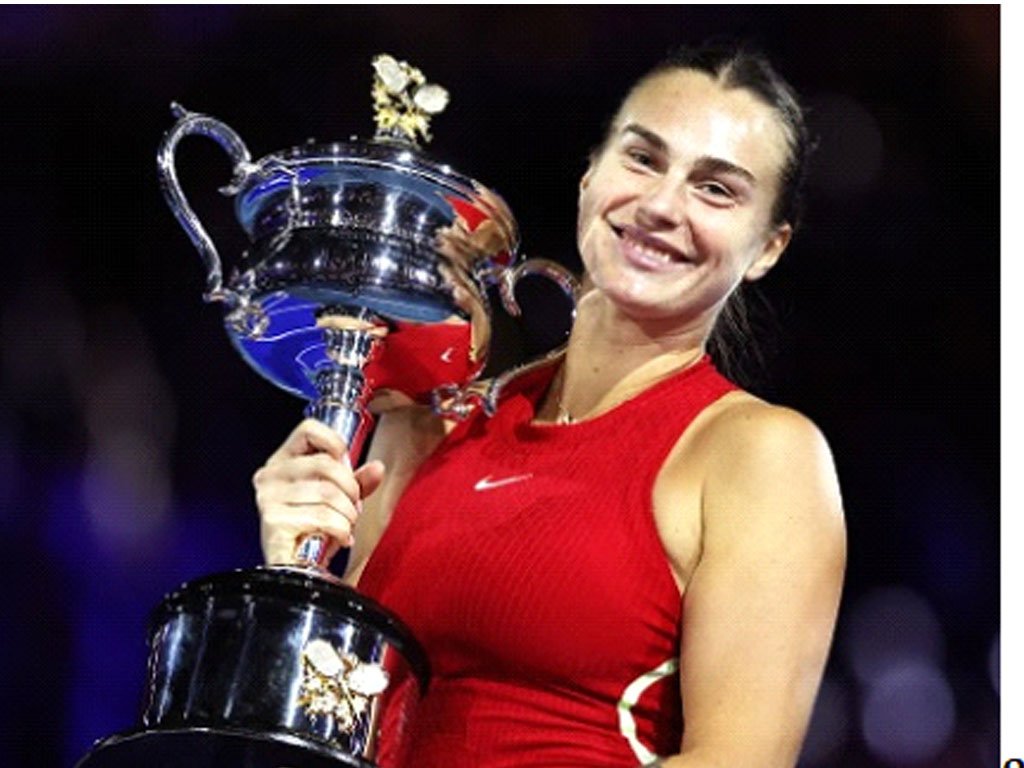 sabalenka angkat trofi