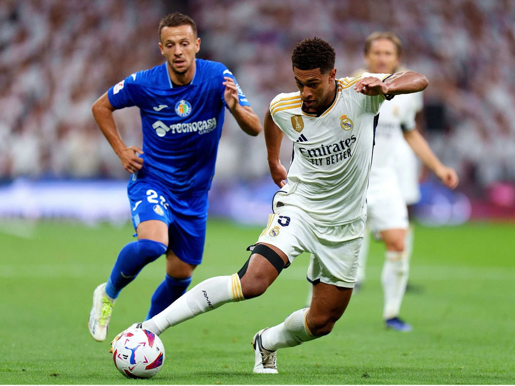 pemain madrid berebut bola dng pemain getafe