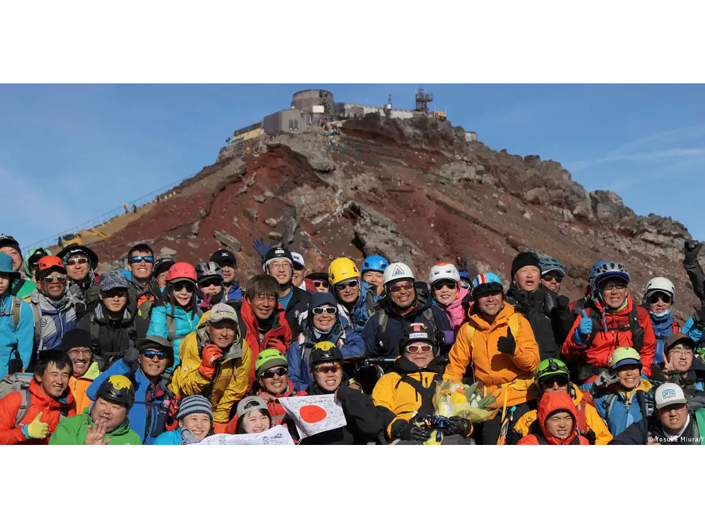 Pendaki di dekat puncak Gunung Fuji