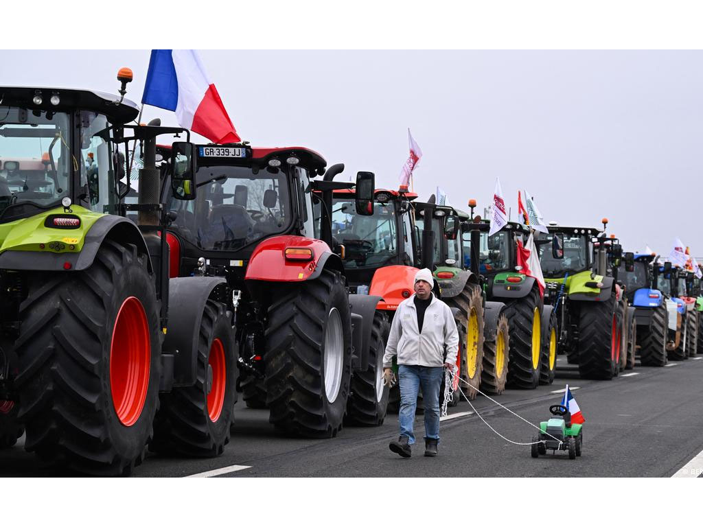 traktor telah menyumbat rute menuju KTT Uni Eropa