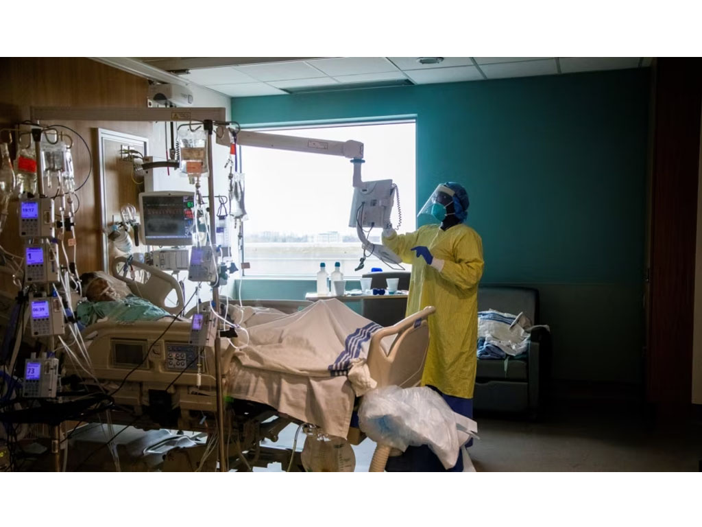 perawat memeriksa pasien di RS di Toronto