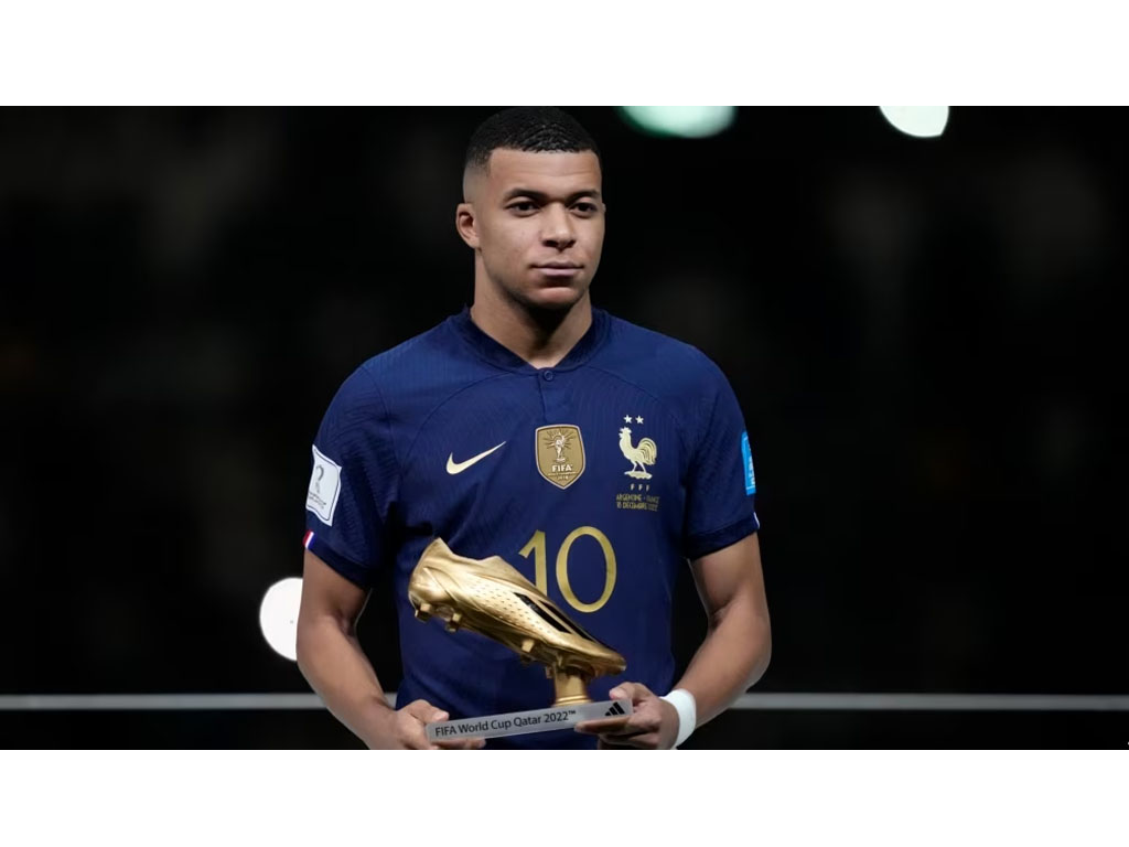 Kylian Mbappe memegang penghargaan Sepatu Em
