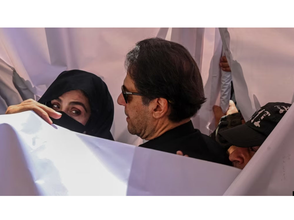 Imran Khan, bersama istrinya Bushra Bibi