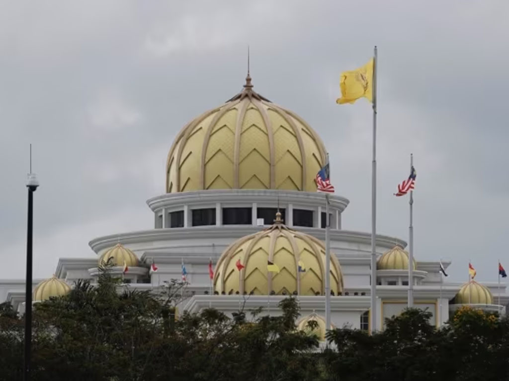 Bendera Malaysia berkibar di luar Istana Nasional