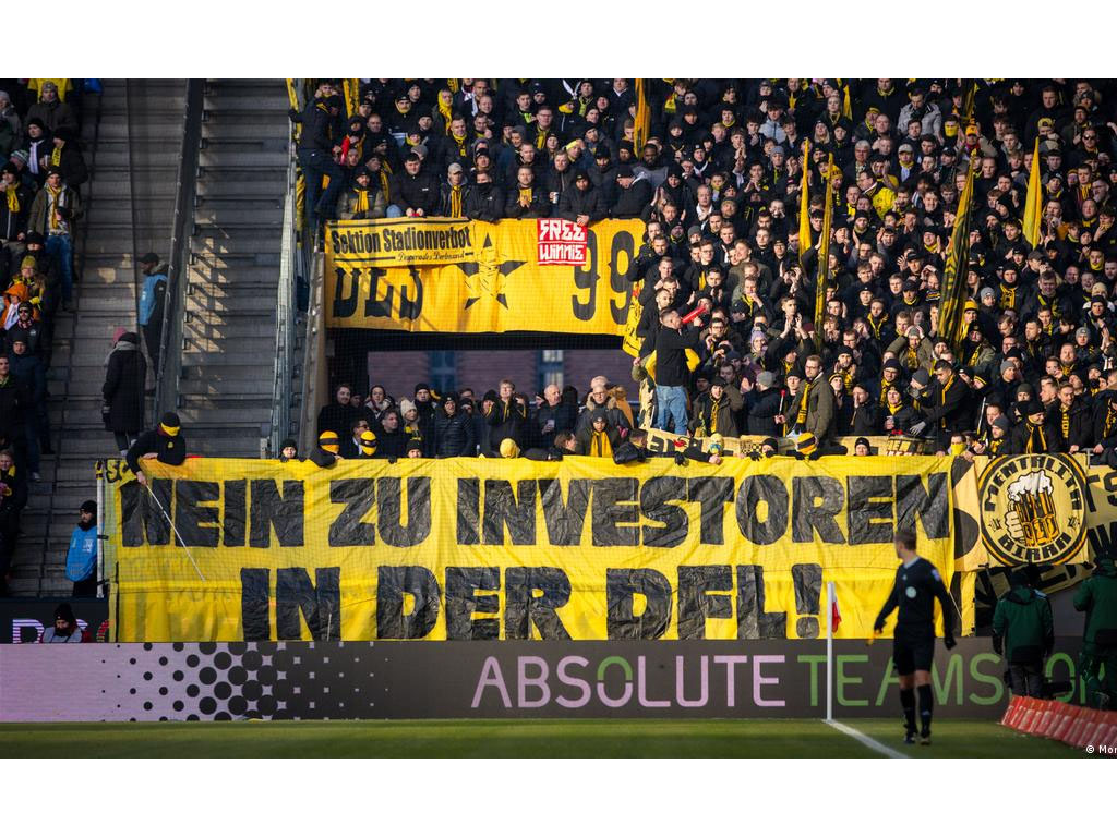 Protes pendukung Borussia Dortmund