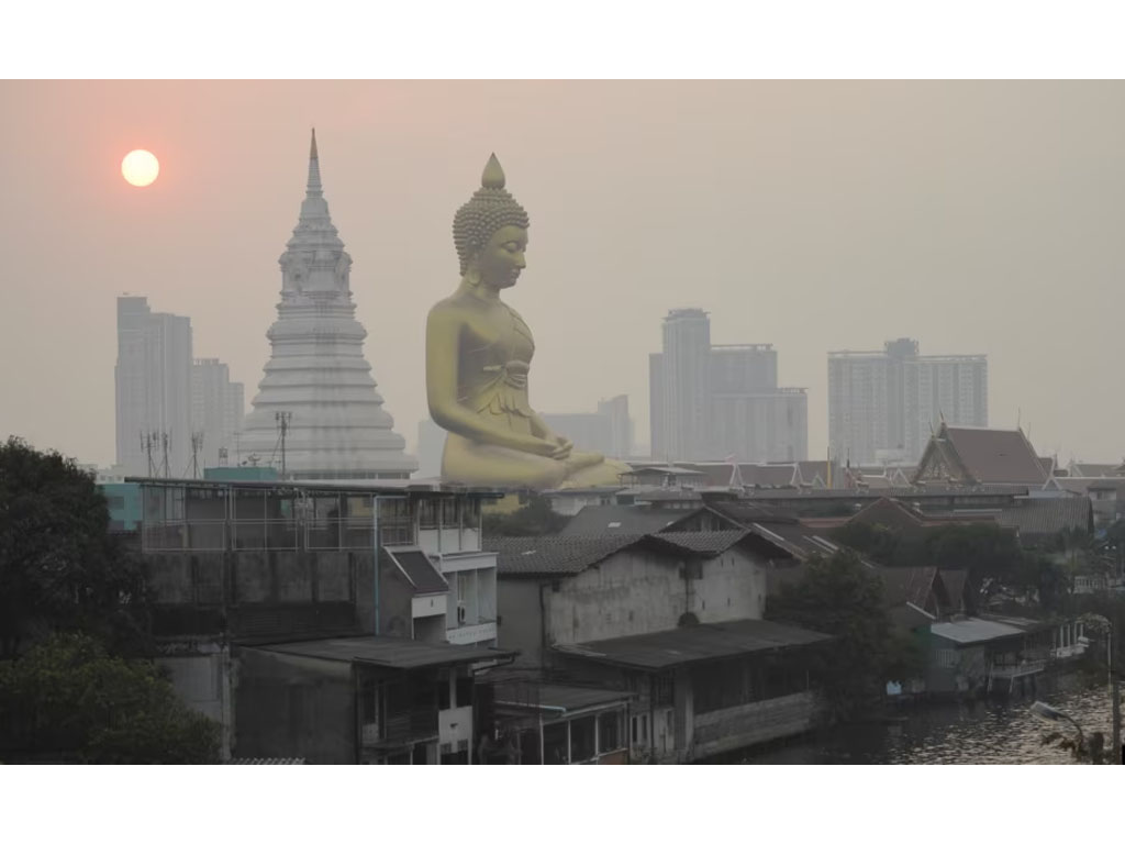 Patung Buddha diselimuti polusi di Thailand
