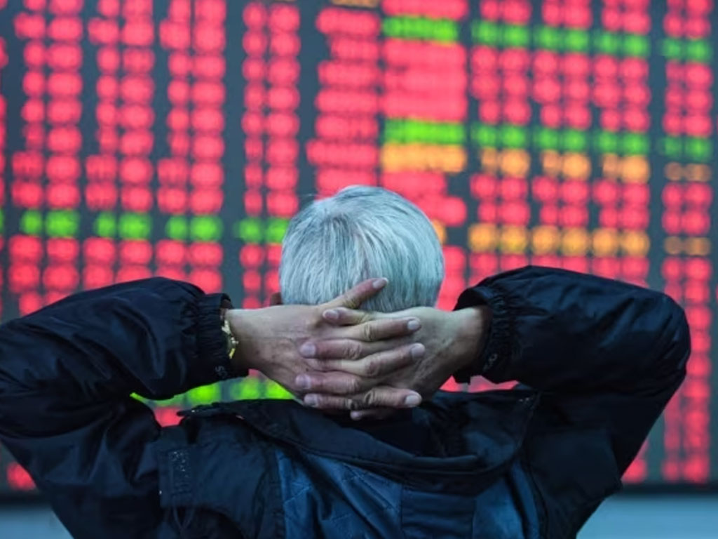 investor lihat perkembangan harga saham di china