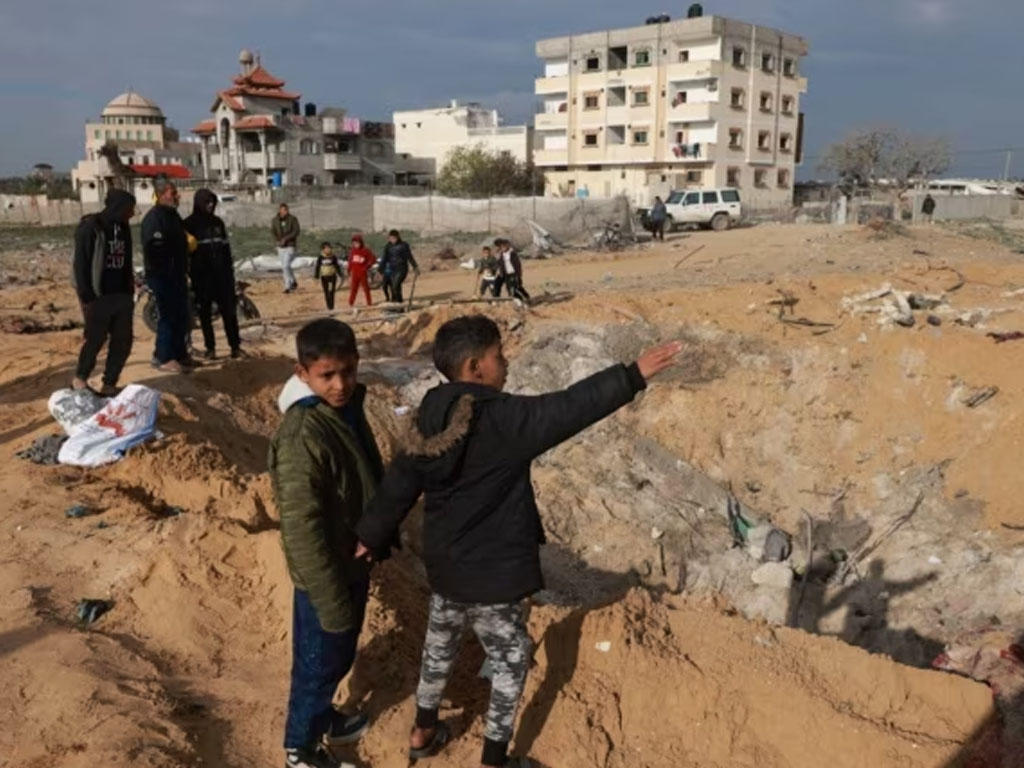 warga palestina di puing rafah