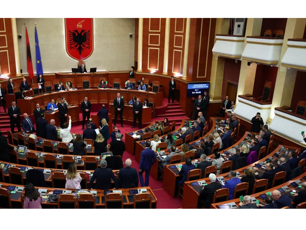 protes anggota parlemen albania