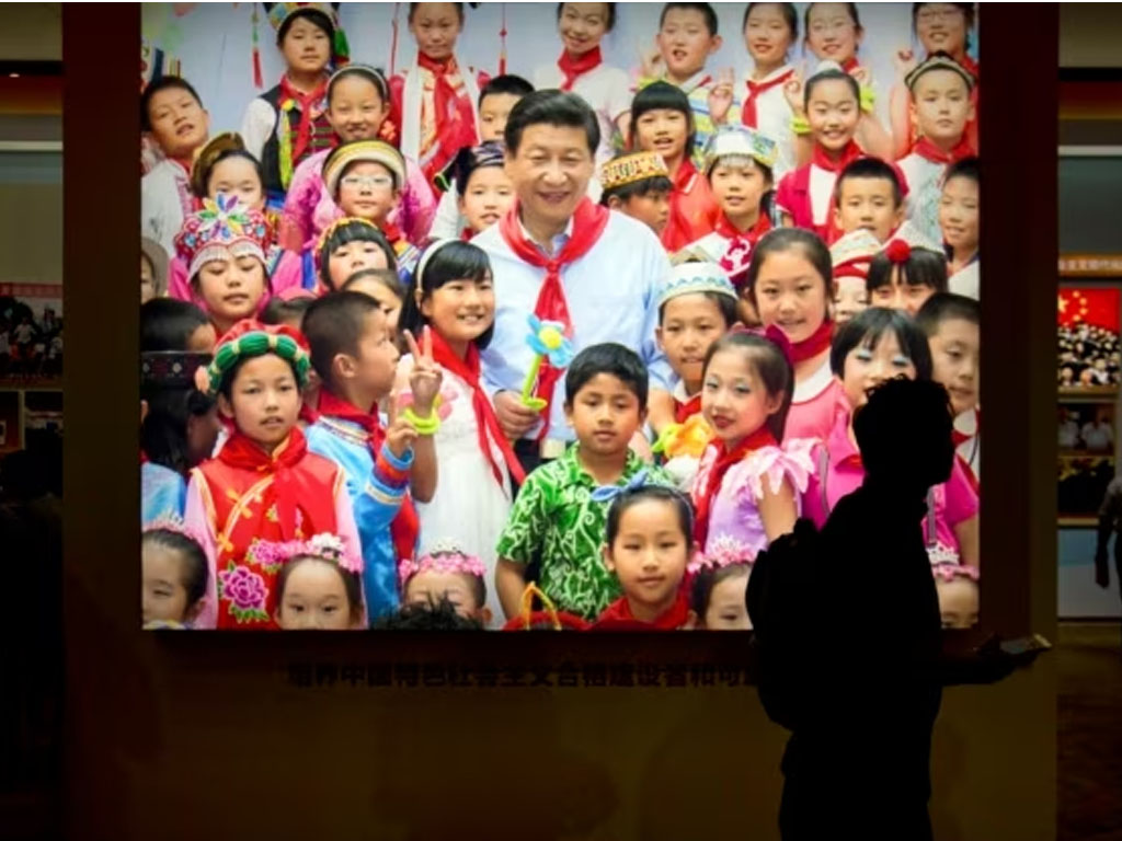 foto Presiden China Xi Jinping dikelilingi oleh anak-anak