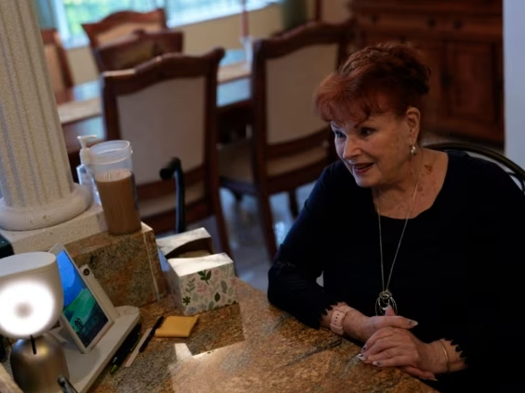 Deanna Dezern, 83 tahun berinteraksi dengan robot ElliQ