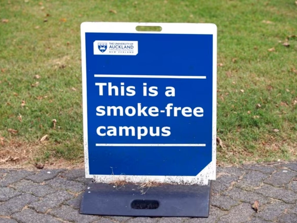 tanda bebas rokok di kampus di Auckland