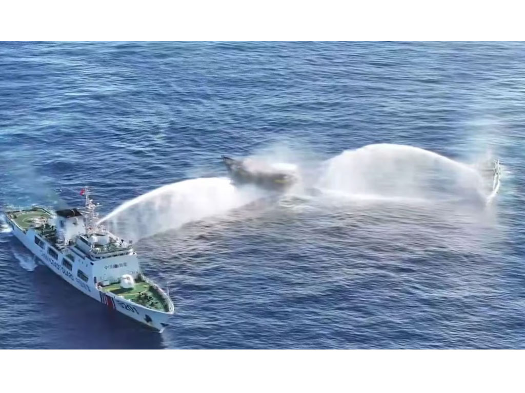 kapal penjaga pantai china semprotkan air ke kapal filipina