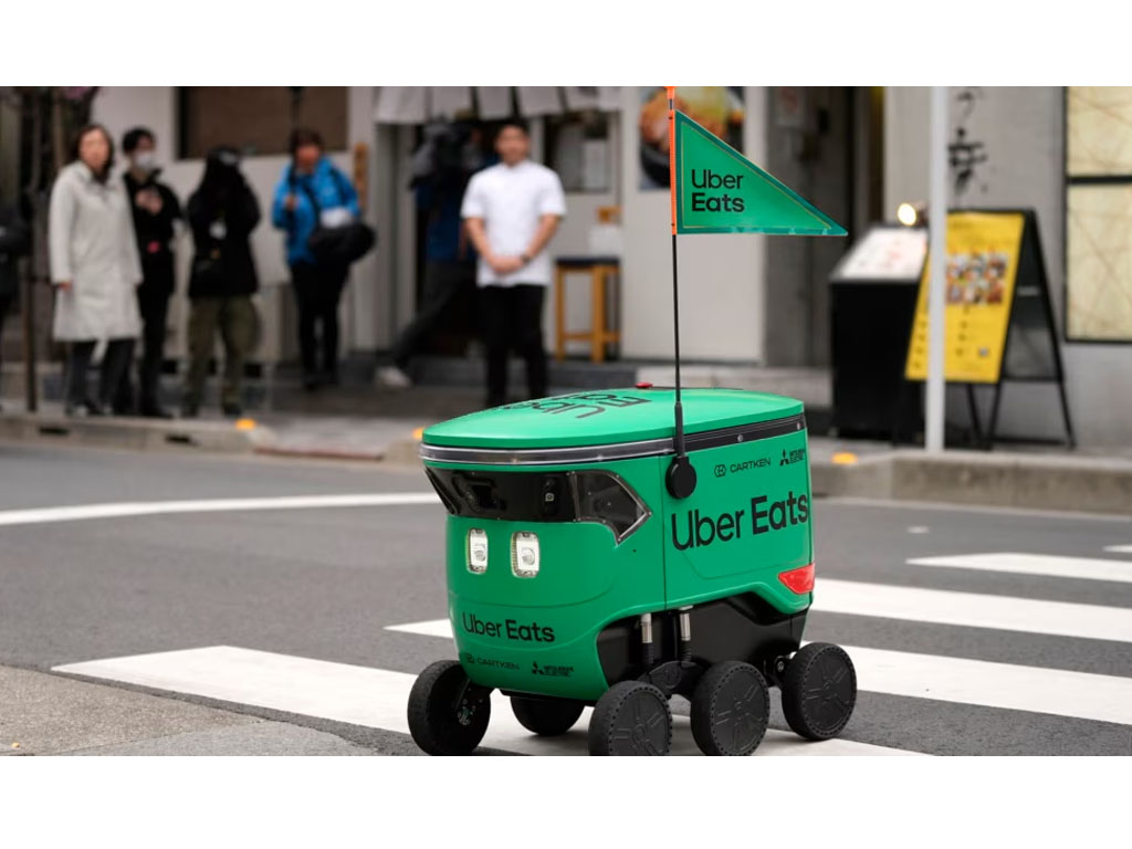 robot antar makanan di tokyo
