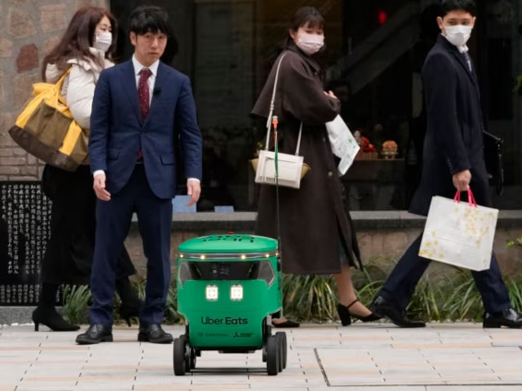 robot pengantar makanan di tokyo