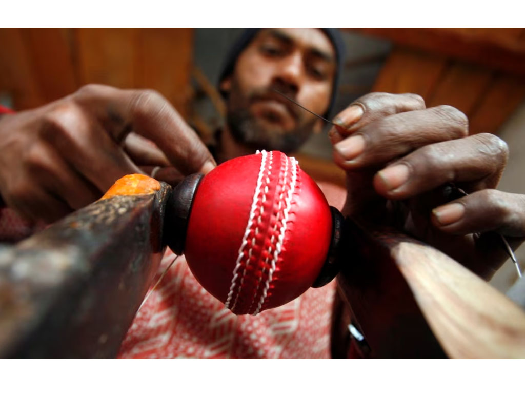 perajin bola kriket di India