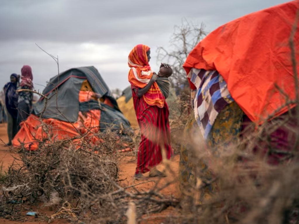 pengungsi menyusui anaknya di Somalia