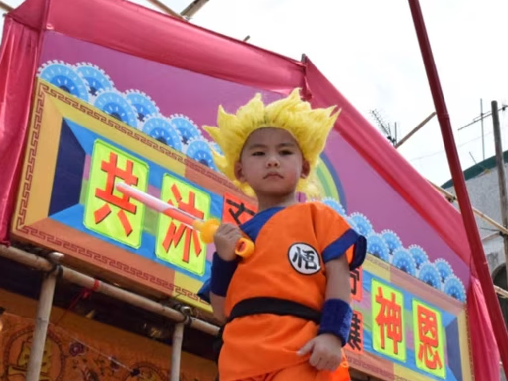 Anak kecil meniru karakter kartun Dragon Ball