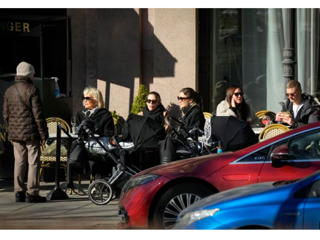 warga finlandia di kafe di helsinki