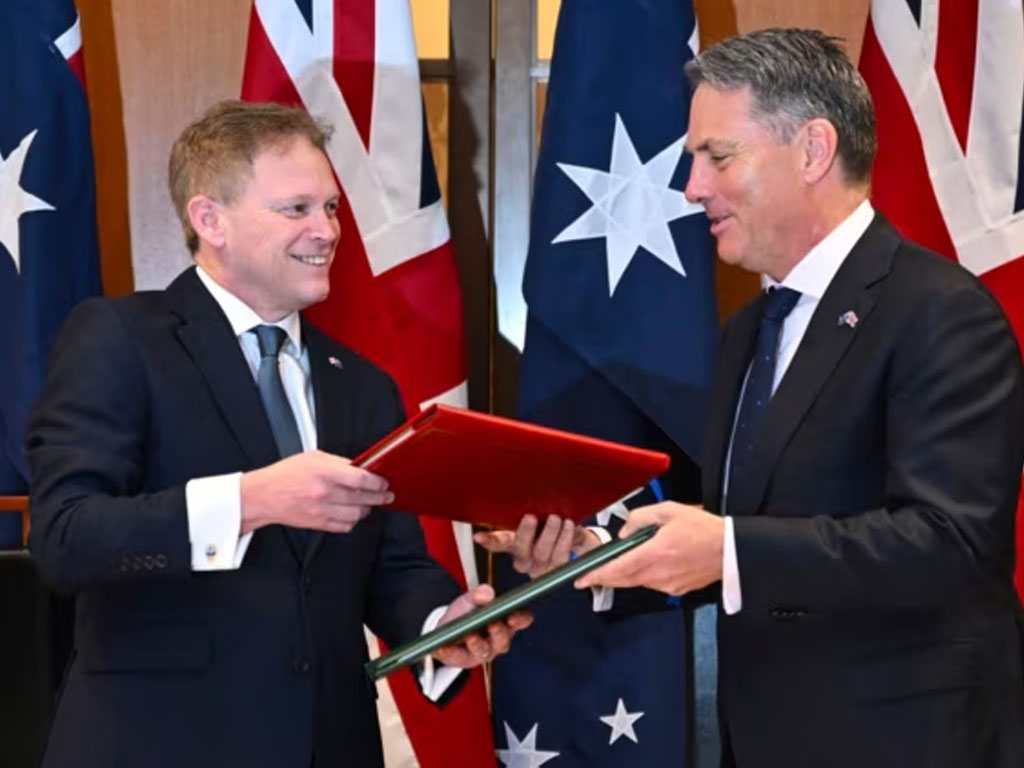 Menhan Inggris bertukar dokumen dng Menhan Australia