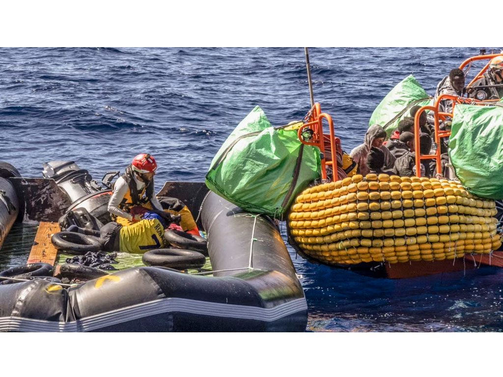 perahu karet migran kempes