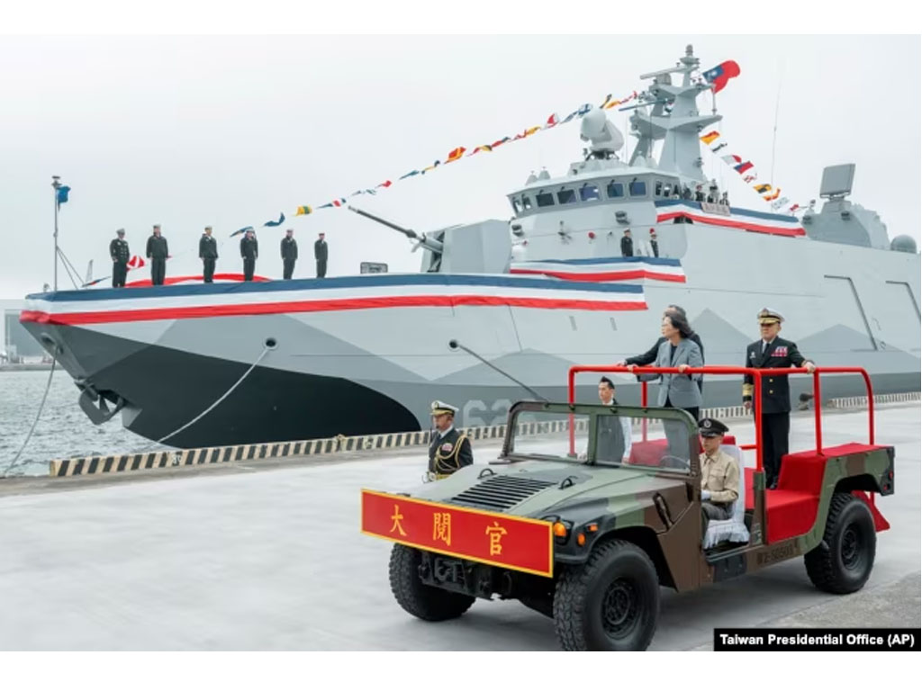 Presiden Taiwan Tsai Ing-wen periksa kapal korvet