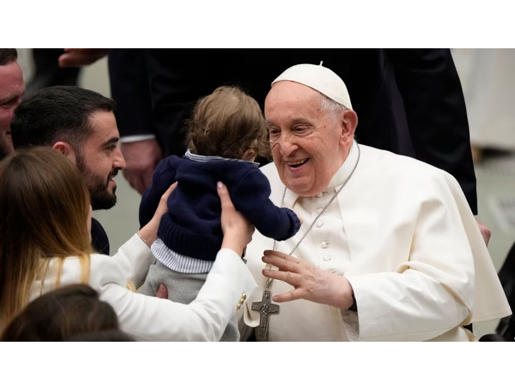 Paus peluk bayi di Vatikan
