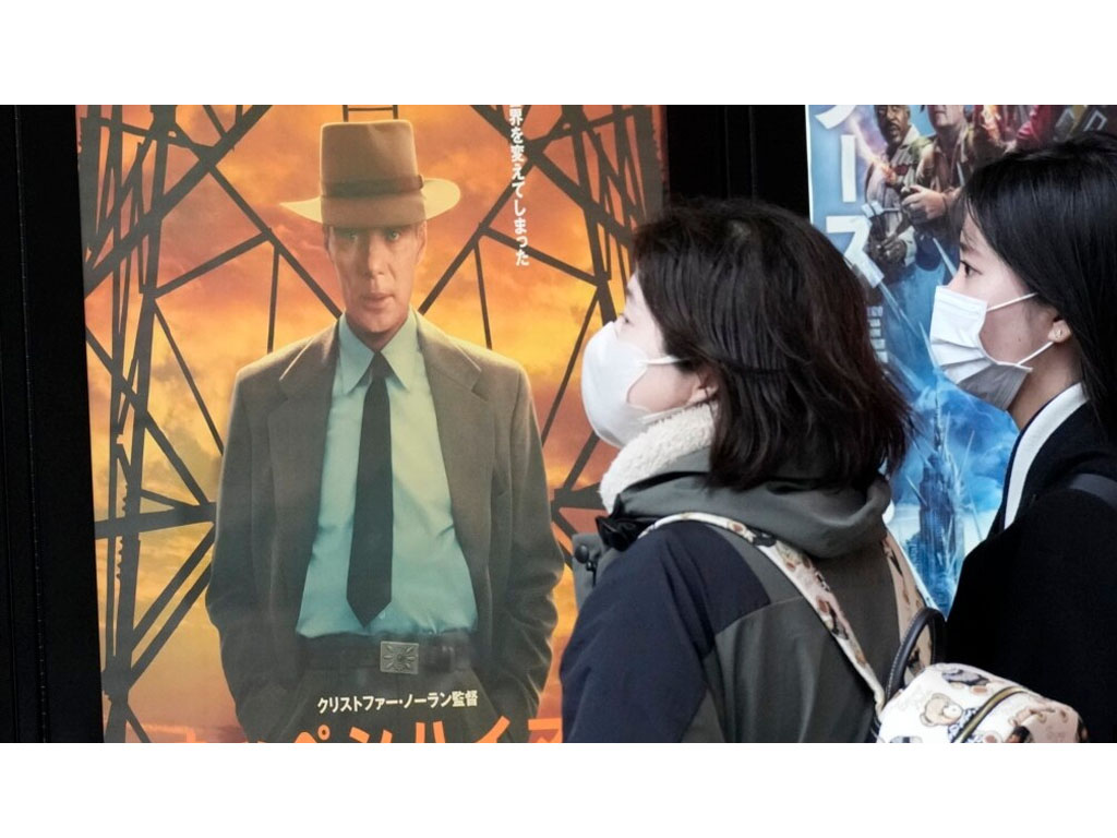 poster promosi film Oppenheimer di Tokyo