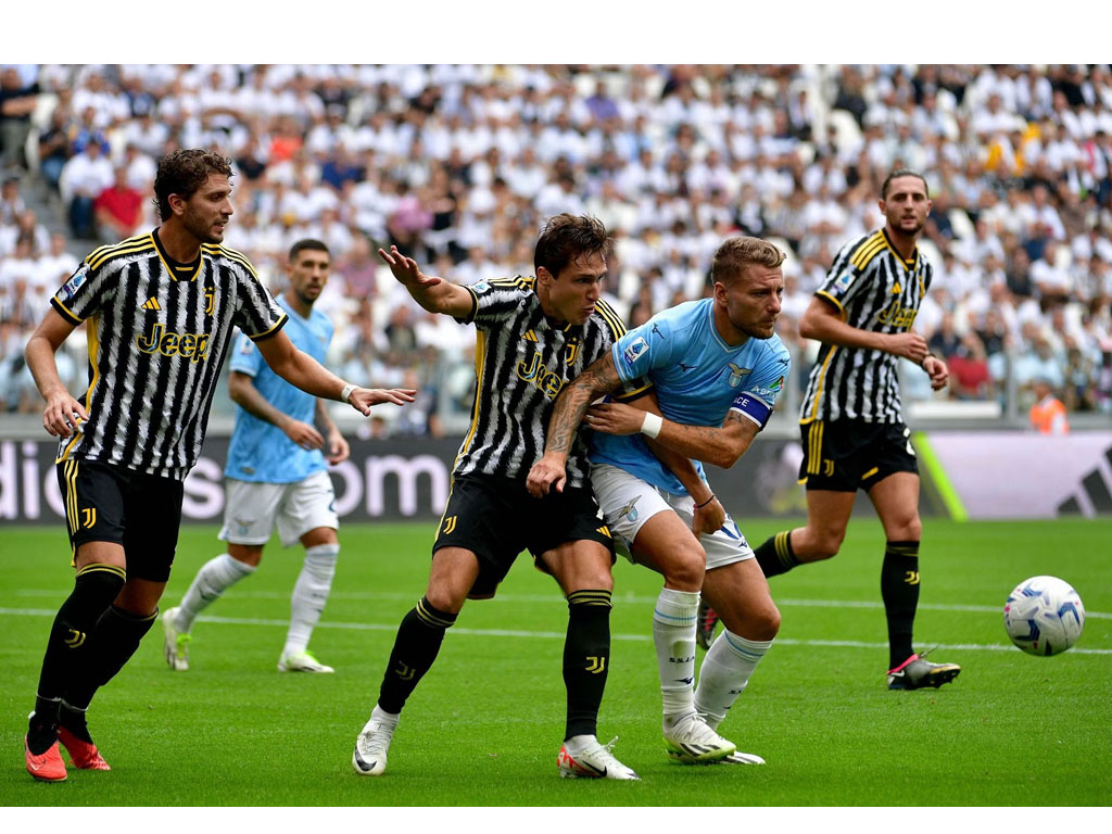 pemain Juve berebut bola dng pemain Lazio