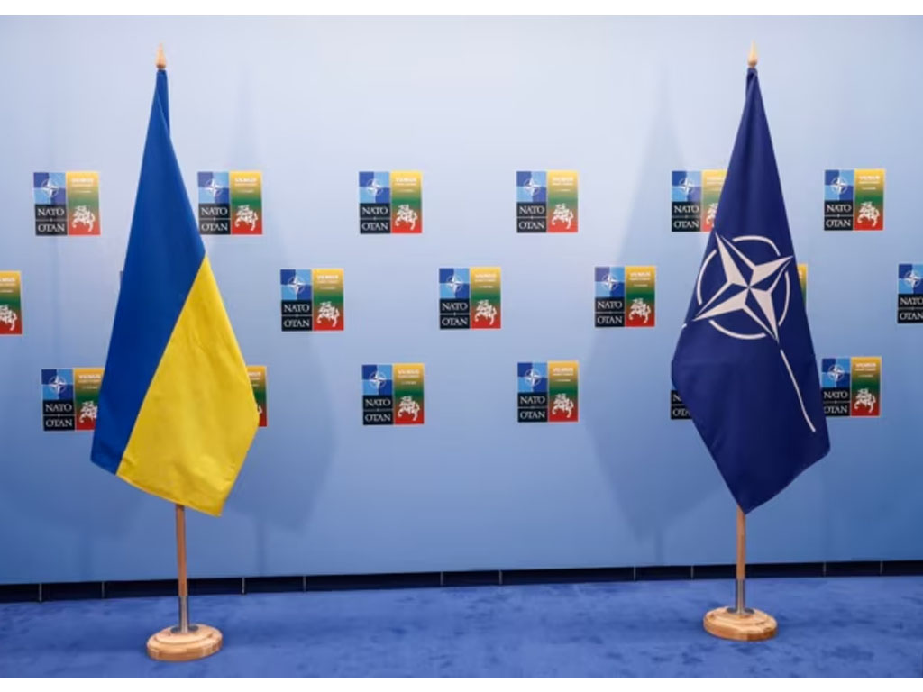 bendara Ukraina dan bendara NATO
