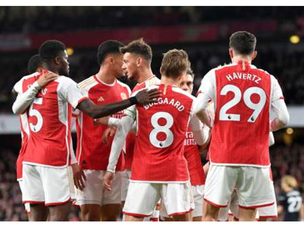 pemain arsenal rayakan kemenangan atas luton