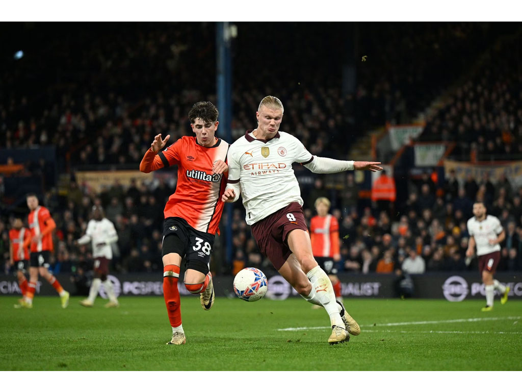 haaland berebut bola dengan pemain Luton