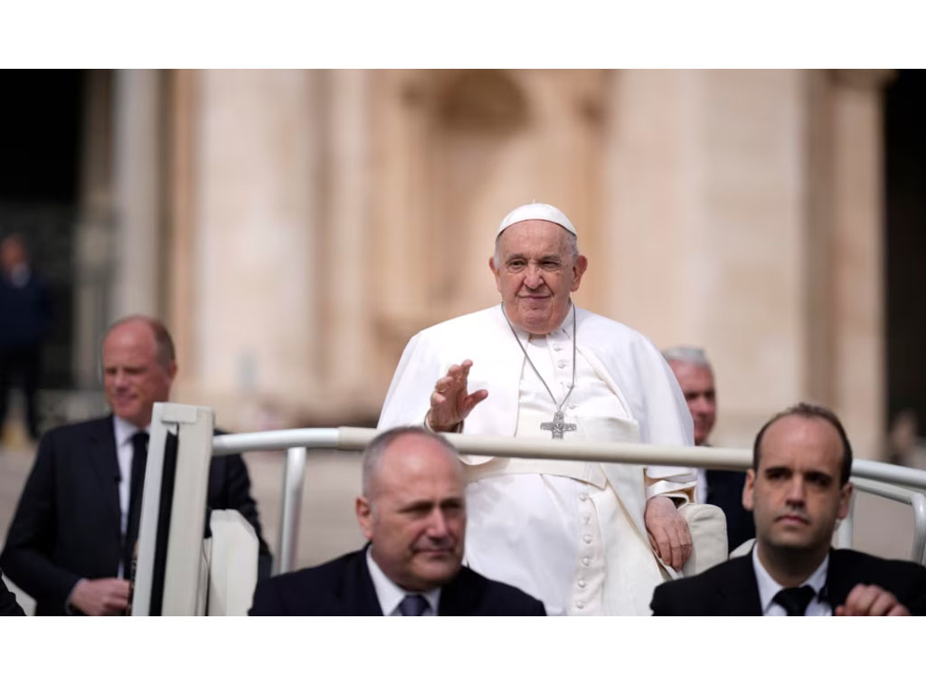 Paus Fransiskus lambaikan tangan di vatikan
