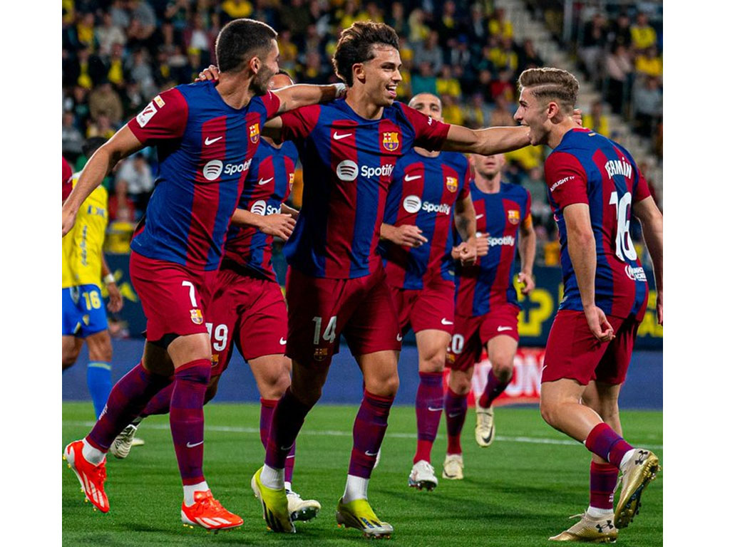 pemain barca rayakan gol ke gawang cadiz