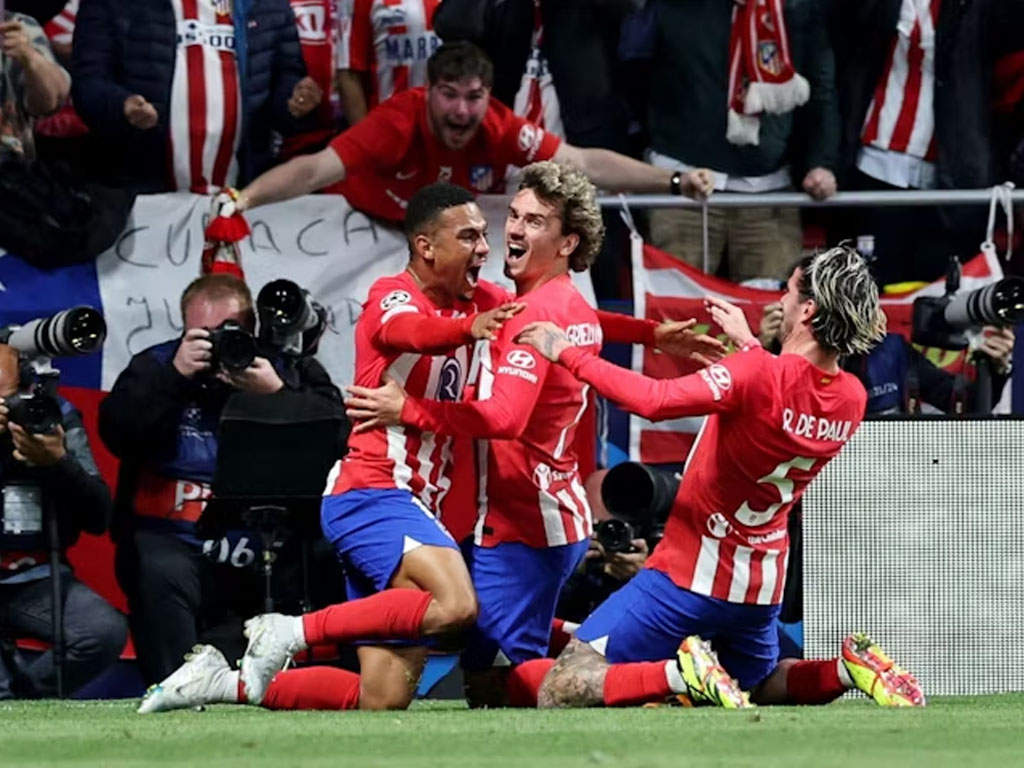 pemain Atletico rayakan gol