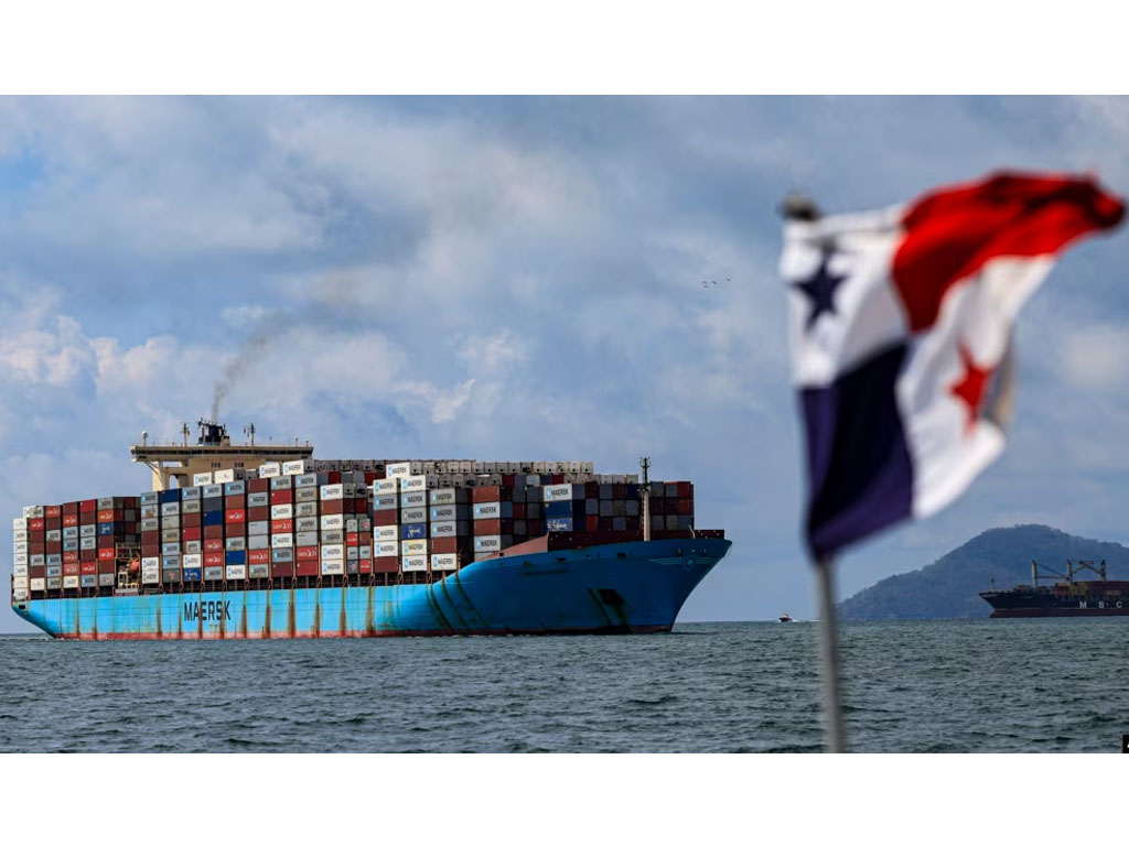 kapal kargo di Terusam Panama