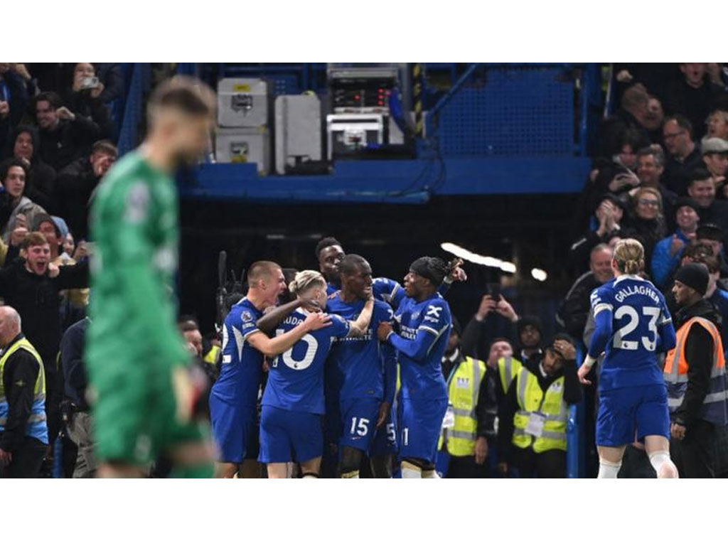 pemain chelsea rayakan kemenangan