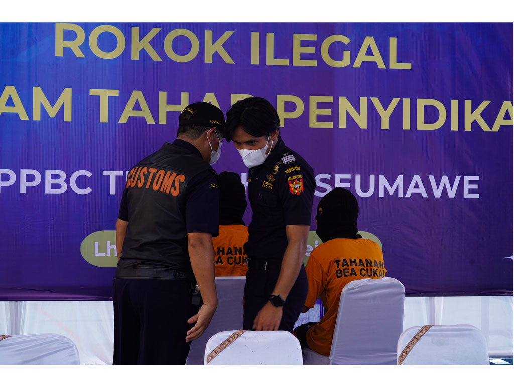 bea cukai bakar rokok 1