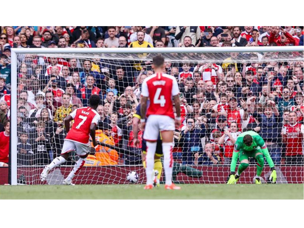 penalti saka ke gawang bournouth