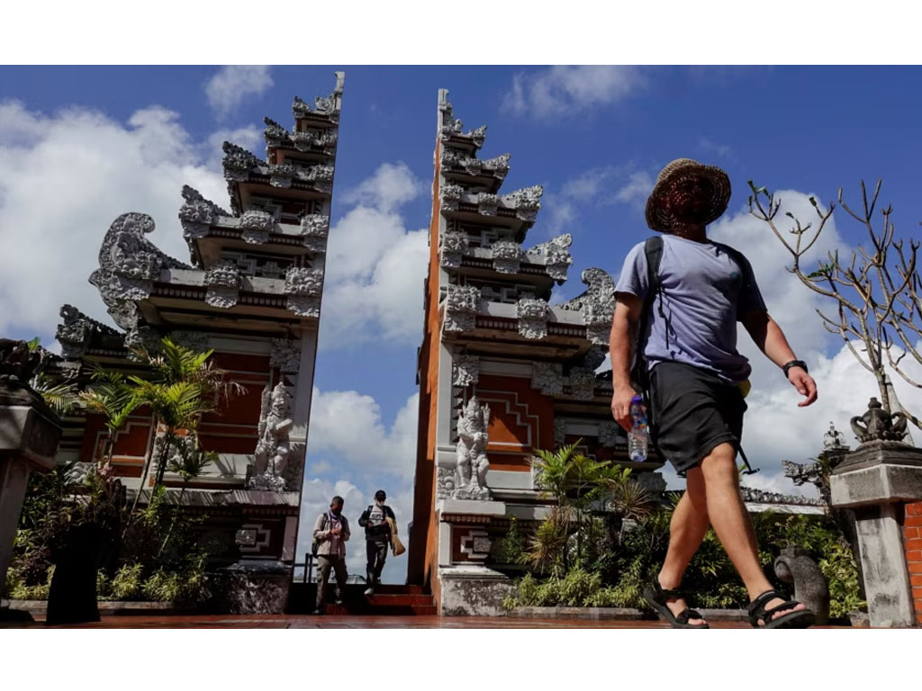 Penumpang tiba di Bandara Ngurah Rai