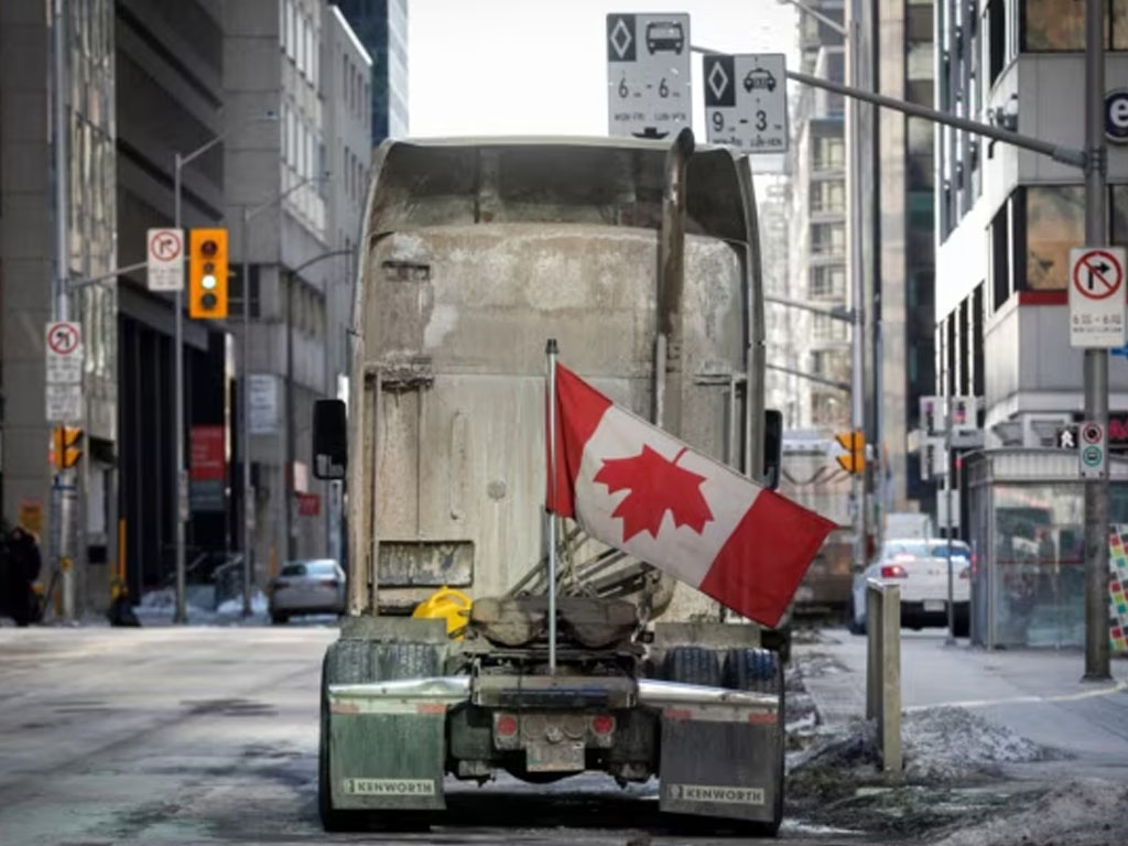 bendera Kanada dipasang terbalik