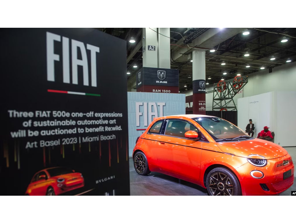 mobil fiat dipamerkan di AS