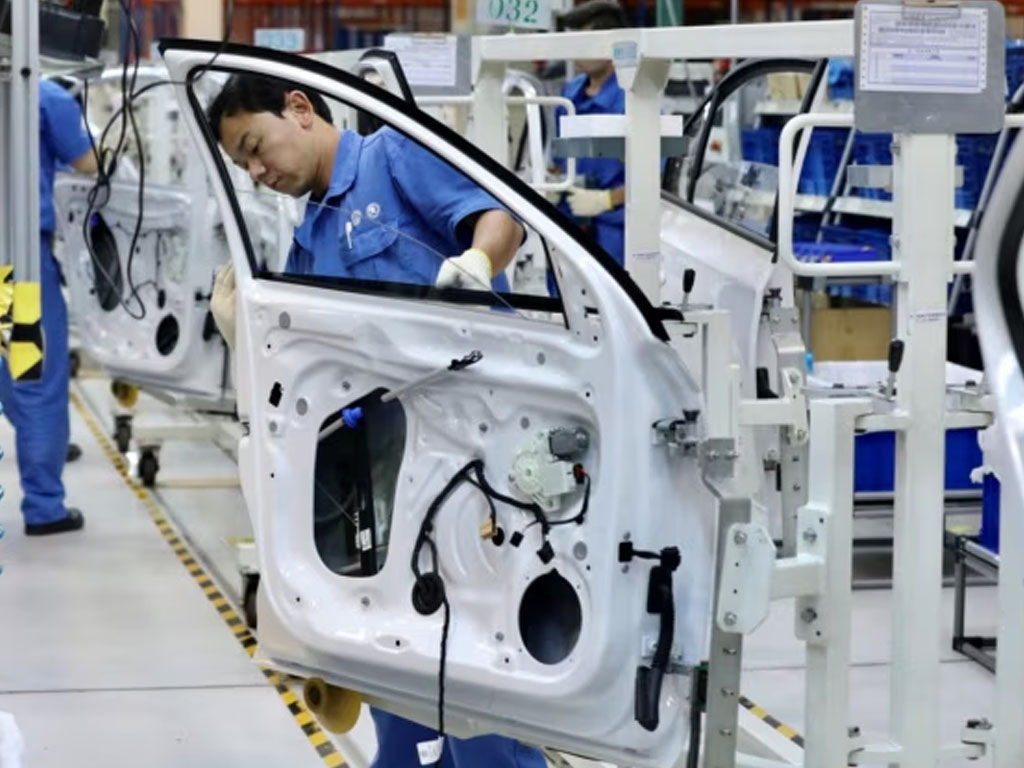 pekerja rakit mobil di xinjiang