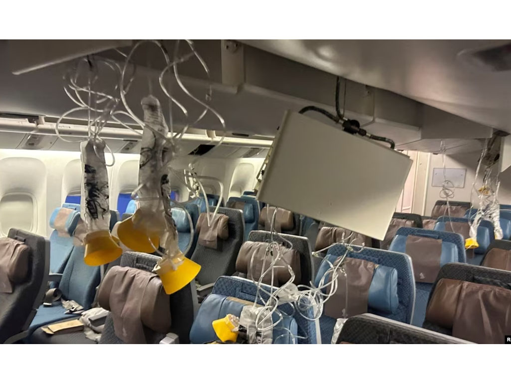 kabin pesawat SIA yang turbulensi