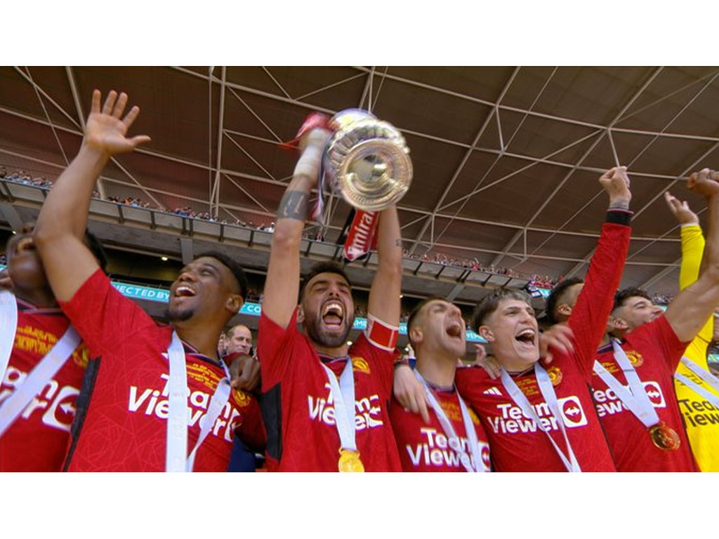 pemain united angkat trofi FA Cup