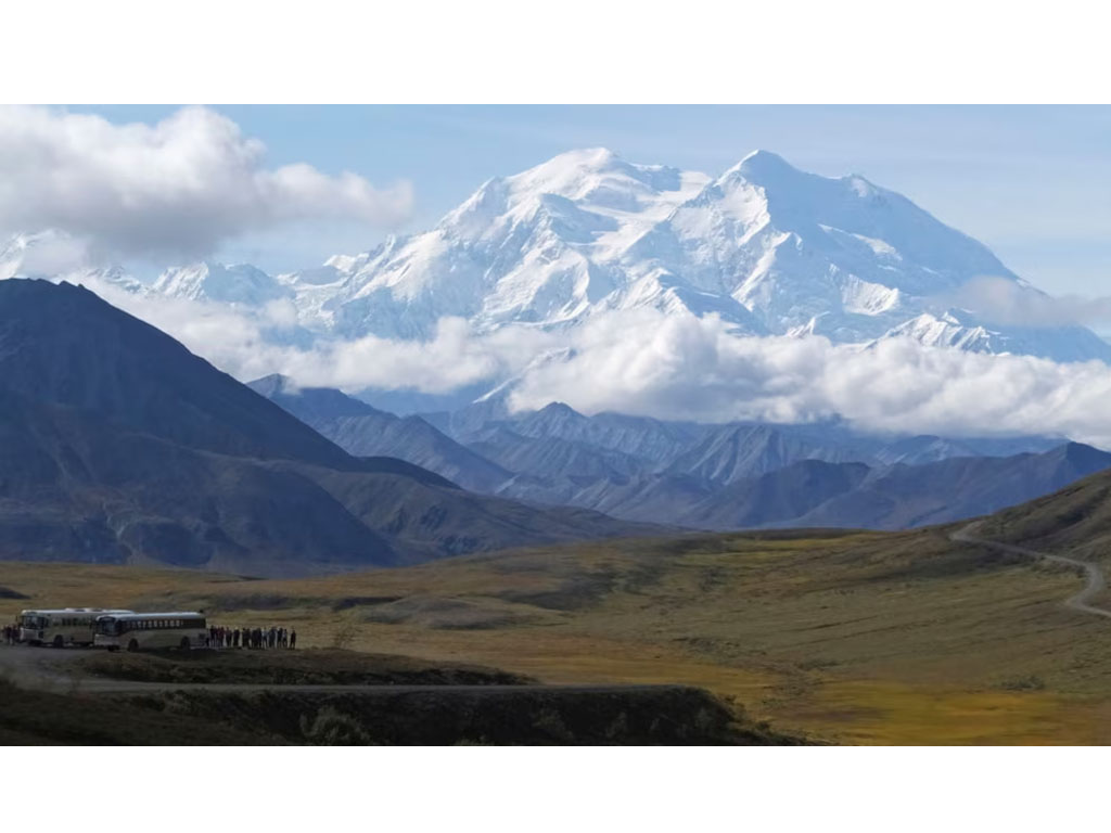 Para wisatawan mengamati Denali