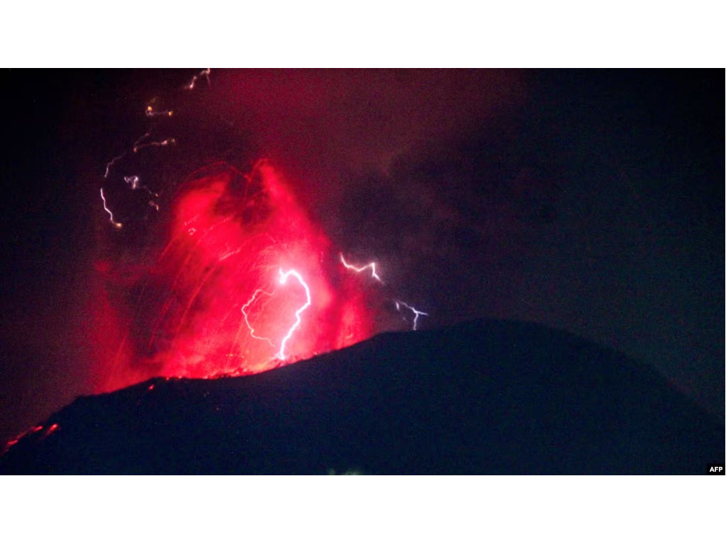 Gunung Ibu di Halmahera Meletus 3 Kali dengan Muntahkan Lava dan Gumpalan Abu