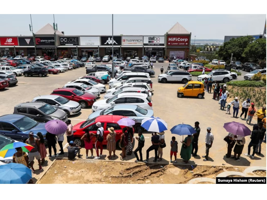 Antrean panjang saat Black Friday di Johannesburg