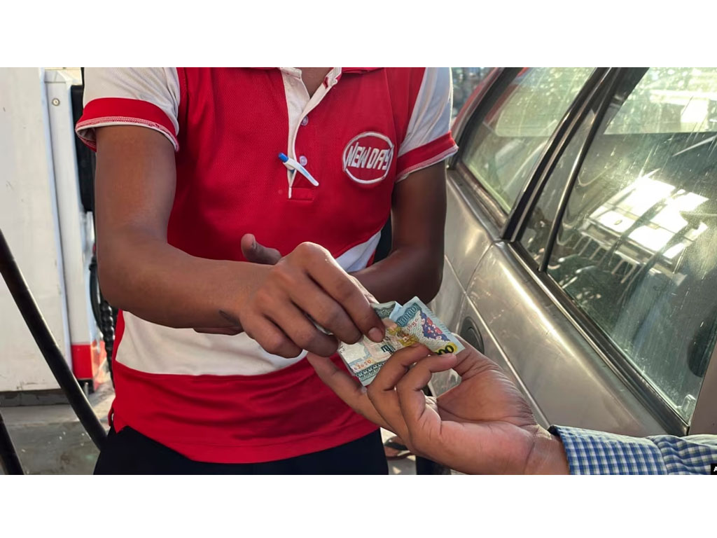 pembayaran di oom bensin di myanmar