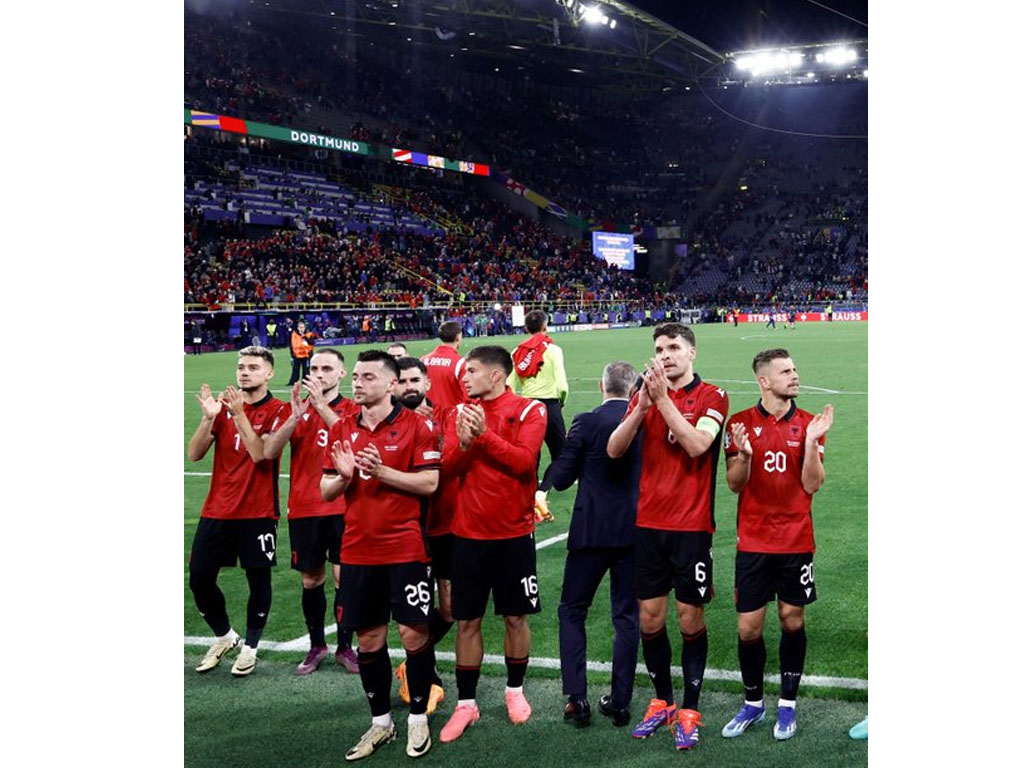 pemain spanyol rayakan kemenangan atas kroasia